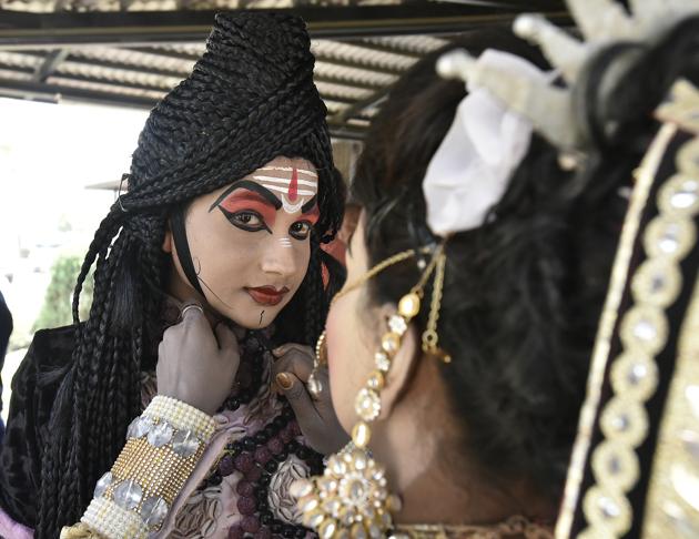 An artist getting ready for the performance on the inauguration of Rashtriya Ekta Shivir at Rajghat . (Raj K Raj/HT PHOTO)