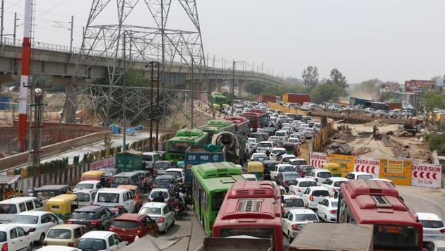 The jam at the DND Kalindi Kunj as police put up barricades to block all but one entry lanes to Delhi.(SAKIB ALI/HT PHOTO)