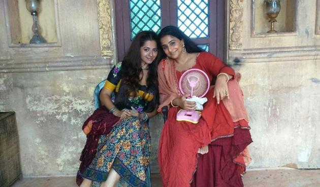 Ridheema Tiwari poses with Vidya Balan on the sets of Begum Jaan.