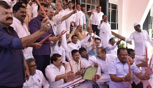 The demand for a loan waiver has had the Opposition joining hands with the ruling Shiv Sena to stall house proceedings for the past eight days. But the government was firm. It said such a step would lead to a fiscal collapse and not benefit farmers.(Anshuman Poyrekar/HT Photo)