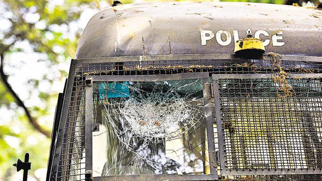 Several vehicles were damaged on Sunday after a crowd pelted stones and threw fireballs at the Trombay police station.(Arijit Sen/HT Photo)