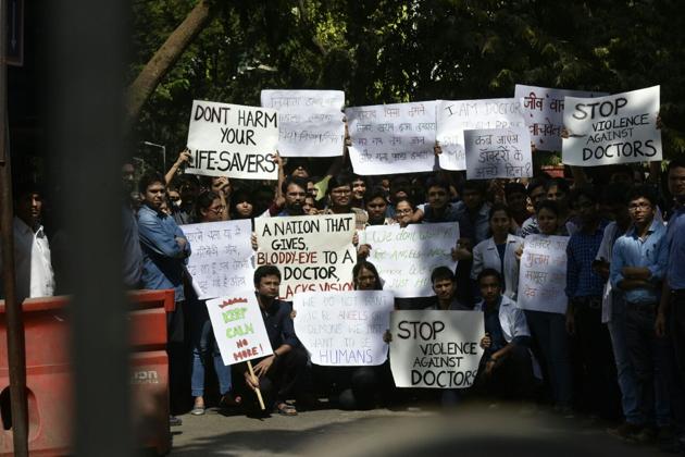 Resident doctors protest on Sion hospital campus against the growing number of attacks on doctors by relatives of patients.(Kunal Patil/HT photo) Resident doctors protest on Sion hospital campus against the growing number of attacks on doctors by relatives of patients.(Kunal Patil/HT photo)