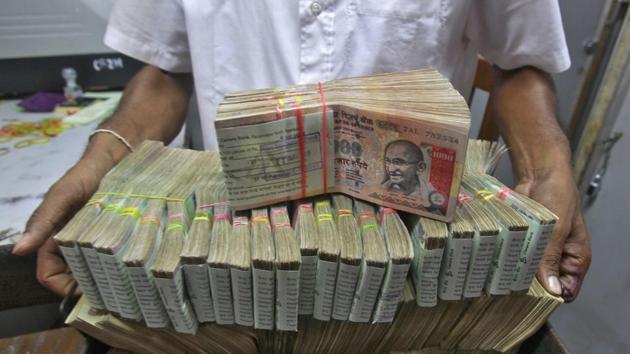 Three persons were arrested here for allegedly trying to exchange demonetised notes in Rs 1.35 crore for a commission.(Reuters Representative Photo)