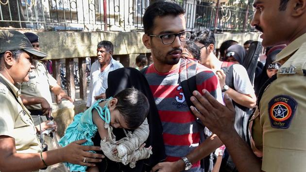 A family seeks help for their ill child at Sion hospital, only to be turned away. (Kunal Patil/HT Photo) 