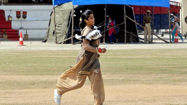 A candidate running during  a  recruitment rally of Jammu and Kashmir Police (JKP), in Jammu. (Nitin Kanotra / Hindustan Times) 