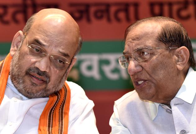VK Malhotra with BJP president Amit Shah. Malhotra is the most senior party leader in Delhi and has been overlooked by the state unit while constituting the panels to monitor municipal elections in Delhi.(Virendra Singh Gosain/HT Photo)