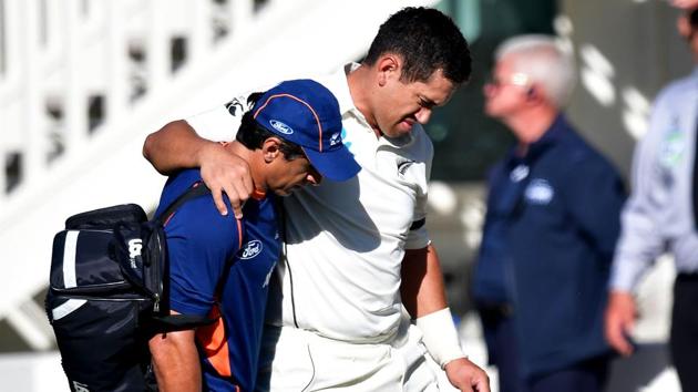 Ross Taylor (R) is helped from the field injured during day two of the first Test match between New Zealand and South Africa at the University Oval in Dunedin on March 9, 2017.(AFP)
