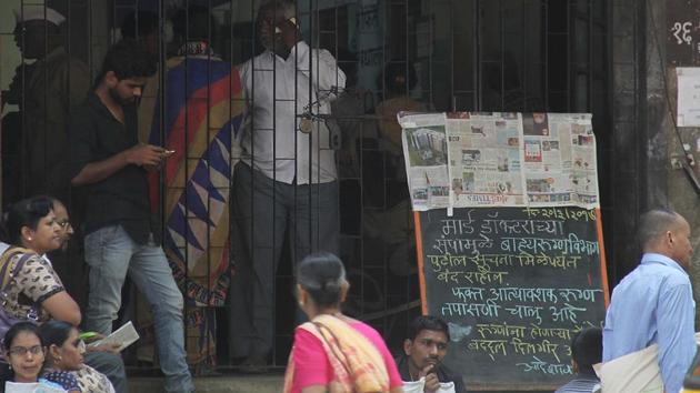 A board announcing the strike outside a public hospital in Mumbai on Tuesday. (Bhushan Koyande/ht photo) 