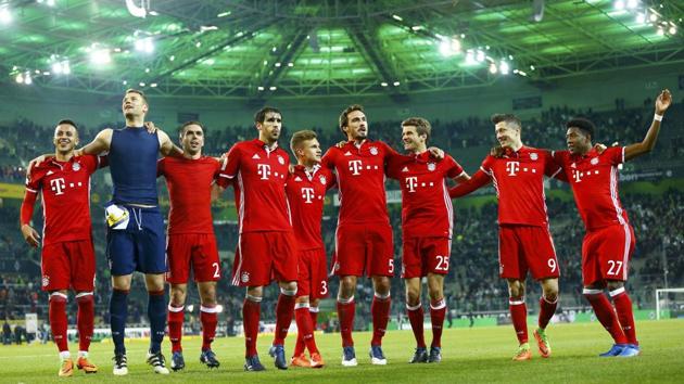 Bayern Munich players celebrate after defeating Borussia Moenchengladbach in Bundesliga.(REUTERS)