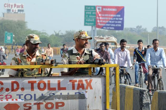 Though the proposed Jat agitation was called off, ITBP, RAF, Haryana police and Delhi police personnel were deployed at Delhi-Gurgaon Sirhaul border on Monday. (Parveen Kumar/HT Photo) Though the proposed Jat agitation was called off, ITBP, RAF, Haryana police and Delhi police personnel were deployed at Delhi-Gurgaon Sirhaul border on Monday. (Parveen Kumar/HT Photo)