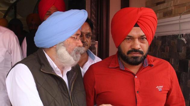 HS Phoolka, leader of opposition in the Punjab assembly, and state AAP convener Gurpreet Singh Ghuggi after a meeting of the state leaders in Jalandhar on Monday. (HT Photo)