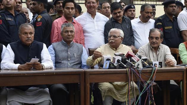All India Jat Aarakshan Sangarsh Samiti president Yashpal Malik (L) and Haryana chief minister Manohar Lal Khattar (3rd from left) address a joint press conference at Haryana Bhawan in New Delhi on Sunday. (Vipin Kumar/HT Photo) All India Jat Aarakshan Sangarsh Samiti president Yashpal Malik (L) and Haryana chief minister Manohar Lal Khattar (3rd from left) address a joint press conference at Haryana Bhawan in New Delhi on Sunday. (Vipin Kumar/HT Photo)