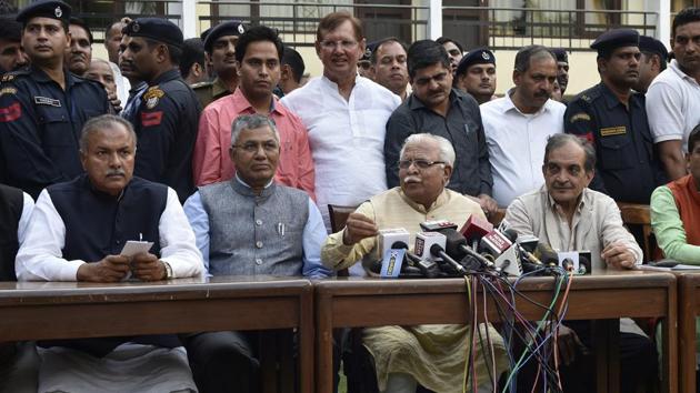President of the All India Jat Aarakshan Sangarsh Samiti (AIJASS) Yashpal Malik (left) with Haryana CM Manohar Lal Khattar addressing the media ,Sunday, March 19. Although there is a lull in the agitation in Delhi for now, the Jat community has again raised the clamour to be included in the Other Backward Classes list. (Vipin Kumar/HT PHOTO) President of the All India Jat Aarakshan Sangarsh Samiti (AIJASS) Yashpal Malik (left) with Haryana CM Manohar Lal Khattar addressing the media ,Sunday, March 19. Although there is a lull in the agitation in Delhi for now, the Jat community has again raised the clamour to be included in the Other Backward Classes list. (Vipin Kumar/HT PHOTO)