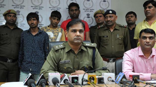 DCP, crime, Sumit Kuhar (L), and ACP, crime, Sanjeev Balhara with the three accused men arrested on Monday.(Parveen Kumar/HT Photo)
