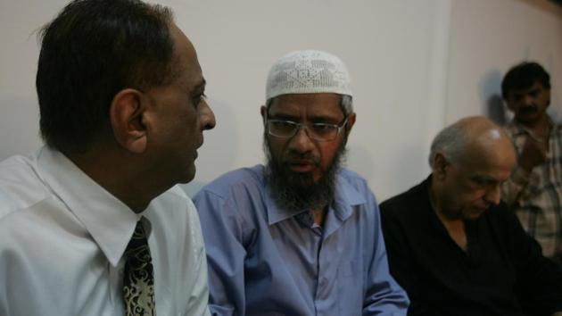Zakir Naik, filmmaker Mahesh Bhatt and advocate Majid Menon at Press Club in Mumbai.(HT File Photo)