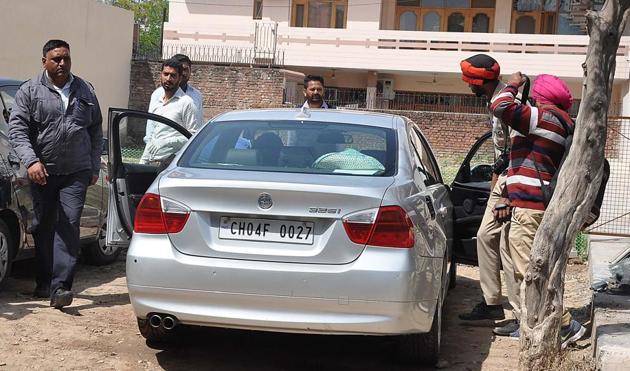 The car in which Seerat Kaur tried to keep the body of her husband Aikom Singh Dhillon after allegedly shooting him dead .(HT Photo)