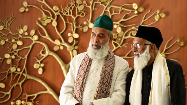 Hazrat Nizamuddin Dargah head priest Syed Asif Nizami (R) and his nephew, Nazim Ali Nizami, before a meeting with external affairs minister Sushma Swaraj in New Delhi on Monday.(Arun Sharma/HT photo)