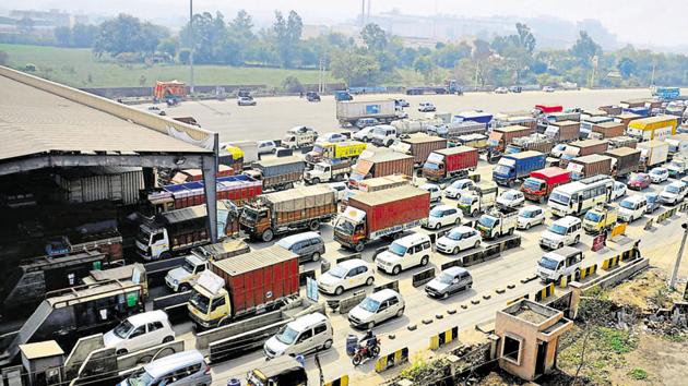 Industrialists in Manesar have repeatedly sought the removal of the Kherki Daula toll saying it causes long traffic snarls and delays delivery of products.(Parveen Kumar/HT File Photo)