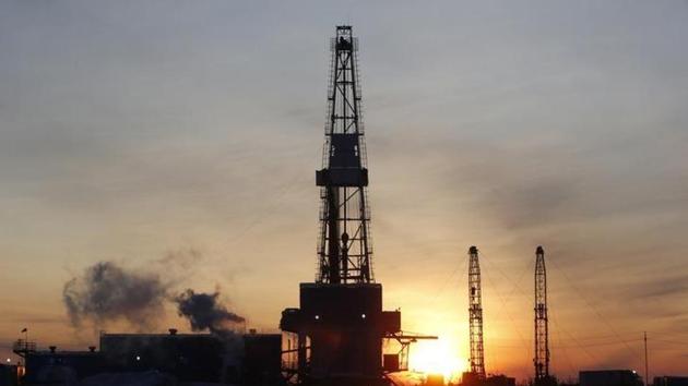 A drilling rig at the Lukoil outside the West Siberian city of Kogalym, Russia (Reuters photo) A drilling rig at the Lukoil outside the West Siberian city of Kogalym, Russia (Reuters photo)