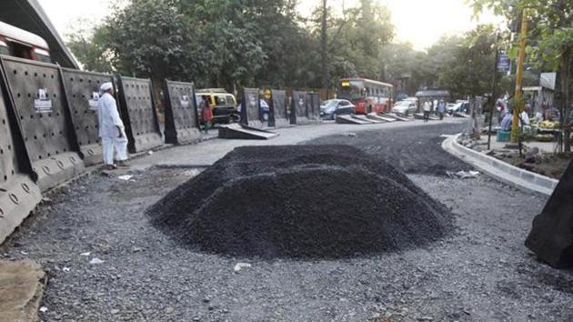 The quality of roads has been deteriorating over the past few years, though the civic body continues to spend crores of rupees to repair and maintain them.(HT File Phto)