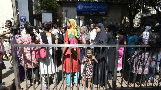 Patients and their relatives queue up outside a hospital in Mumbai on Tuesday. (HT) Patients and their relatives queue up outside a hospital in Mumbai on Tuesday. (HT)
