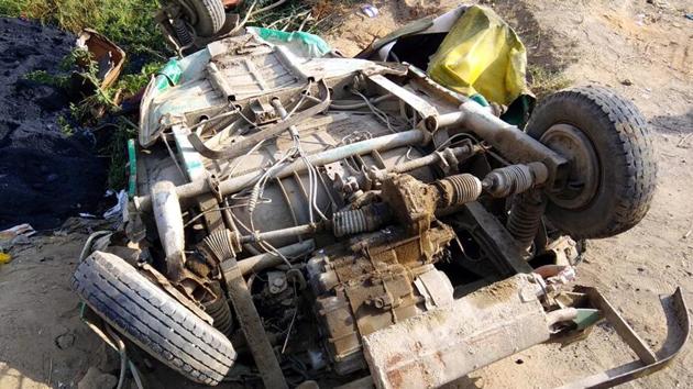 The truck overturned on the auto near Lal Kuan intersection in Ghaziabad.(HT Photo)
