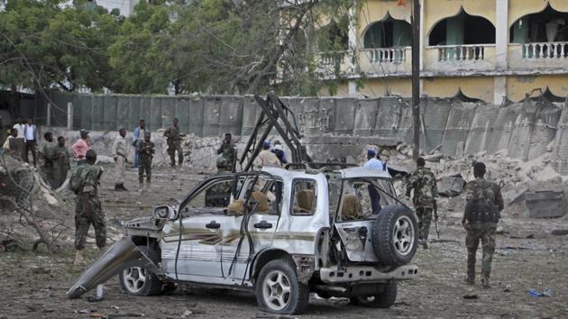 Mogadishu : Somali soldiers stand near the wreckage of a car bomb attack that targeted a checkpoint in Mogadishu, Somalia Tuesday, March 21, 2017. (AP Photo) Mogadishu : Somali soldiers stand near the wreckage of a car bomb attack that targeted a checkpoint in Mogadishu, Somalia Tuesday, March 21, 2017. (AP Photo)