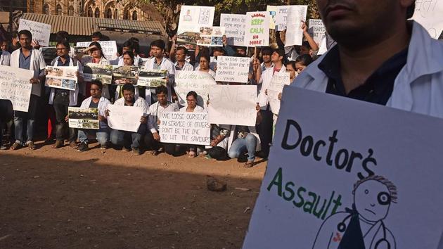 Meanwhile, doctors protest at Azad Maidan in Mumbai. (Pratham Gokhale/HT Photo) 
