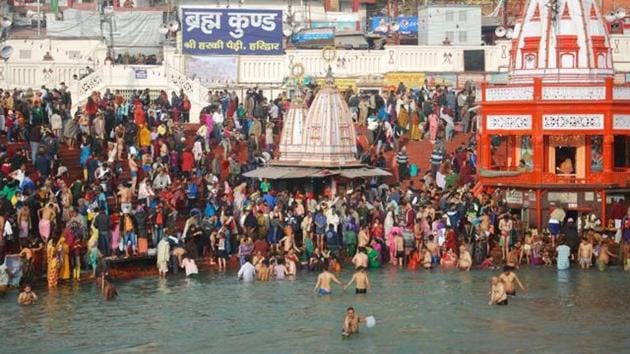 Devotees on the banks of Ganga river in Haridwar.(Raj K Raj/HT File Photo)
