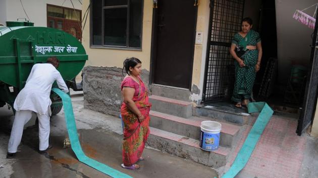 The residents of Laxman Vihar Phase-2 face are facing a water shortage for the last 15 days.(Parveen Kumar/HT Photo) The residents of Laxman Vihar Phase-2 face are facing a water shortage for the last 15 days.(Parveen Kumar/HT Photo)