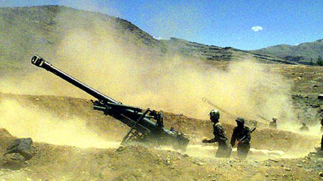 Indian soldiers fire a howitzer in Kargil, Jammu and Kashmir.(HT file photo)