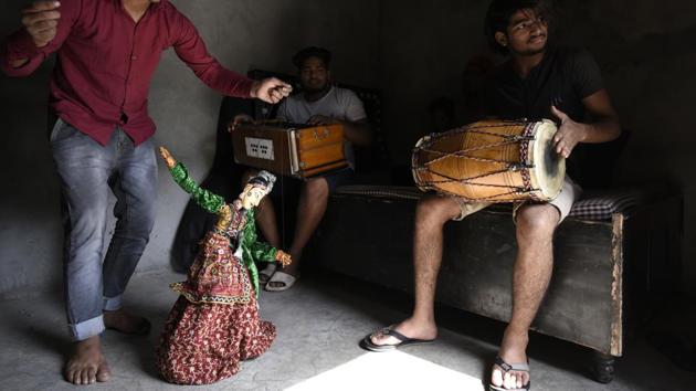 A group of puppeteers perform at Kathputli Colony. This colony is famous for being home to the country’s largest agglomeration of street performers. (Saumya Khandelwal/HT PHOTO) A group of puppeteers perform at Kathputli Colony. This colony is famous for being home to the country’s largest agglomeration of street performers. (Saumya Khandelwal/HT PHOTO)