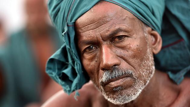 Half-naked farmers, who have come from Thanjavur and Tiruchirappalli in Tamil Nadu’s of Cauvery belt, are on hunger strike with skulls of dead farmers. (Raj K Raj/HT PHOTO) Half-naked farmers, who have come from Thanjavur and Tiruchirappalli in Tamil Nadu’s of Cauvery belt, are on hunger strike with skulls of dead farmers. (Raj K Raj/HT PHOTO)