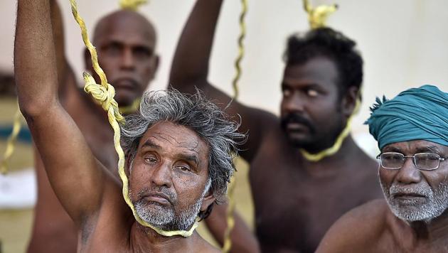 Tamil Nadu farmers have been protesting with skulls of dead farmers at Delhi’s iconic Jantar Mantar since March 14. (Raj K Raj/HT PHOTO) Tamil Nadu farmers have been protesting with skulls of dead farmers at Delhi’s iconic Jantar Mantar since March 14. (Raj K Raj/HT PHOTO)