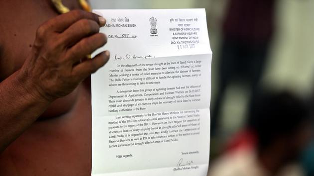 A farmer showing the letter of Union Minister of Agriculture and Farmers Welfare, Radha Mohan Singh to Finance Minister Arun Jaitley during the protest at Jantar Mantar in New Delhi. (Raj K Raj/HT PHOTO) A farmer showing the letter of Union Minister of Agriculture and Farmers Welfare, Radha Mohan Singh to Finance Minister Arun Jaitley during the protest at Jantar Mantar in New Delhi. (Raj K Raj/HT PHOTO)