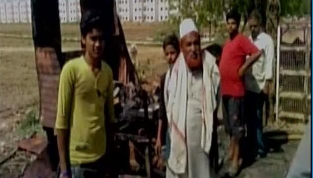 Hathras Sadar sub-divisional magistrate Rakesh Gupta met the shop owners and heard their grievances.(ANI photo)