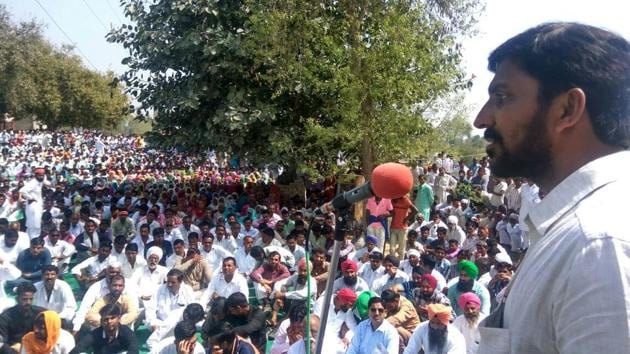 RSS member Pramod Delu addresses the mahapanchayat in Rajasthan’s Hanumangarh district.(HT Photo)