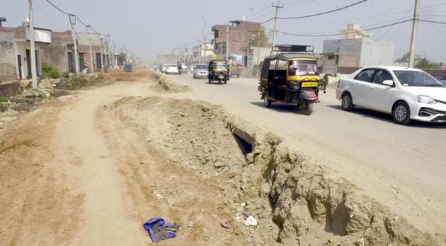 The Amritsar­-Majitha bypass road has become a nightmare for commuters.(HT Photo)