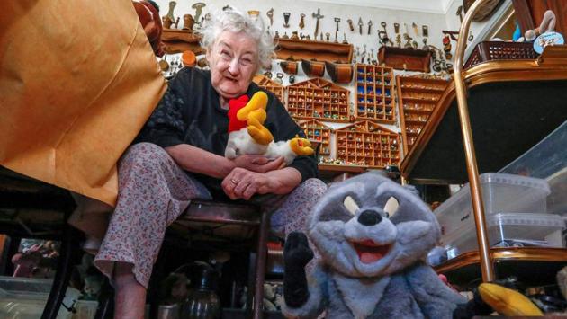 Bloemen’s ,poses with her ‘ singing rooster’. (Yves Herman / Reuters) Bloemen’s ,poses with her ‘ singing rooster’. (Yves Herman / Reuters)