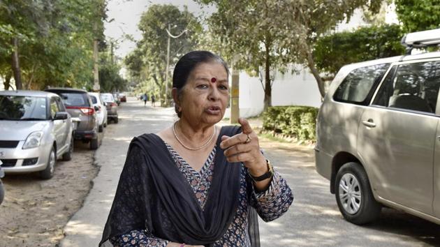 Shashi Mehra, a social worker, was walking on the street near her house around 4pm on Friday when two men stopped her, identified themselves as police and also showed her ID cards.(Sanjeev Verma/HT PHOTO)