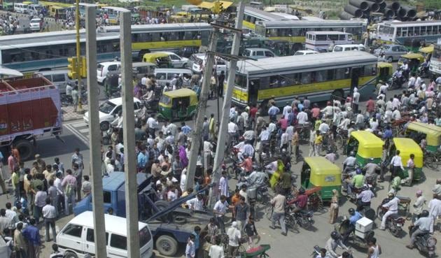 Traffic at Khajuri Chowk in northeast Delhi. The Mangal Pandey Marg is one of the most congested traffic stretches in the national Capital. (HT Photo) Traffic at Khajuri Chowk in northeast Delhi. The Mangal Pandey Marg is one of the most congested traffic stretches in the national Capital. (HT Photo)