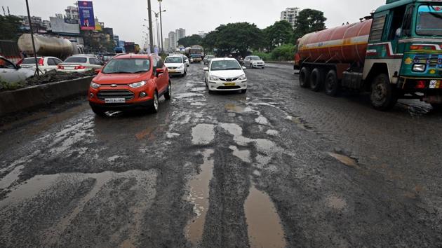 Civic officials said the contractors delayed work on 281 roads, citing lack of funds and thus this decision has to be taken.(HT PHOTO)