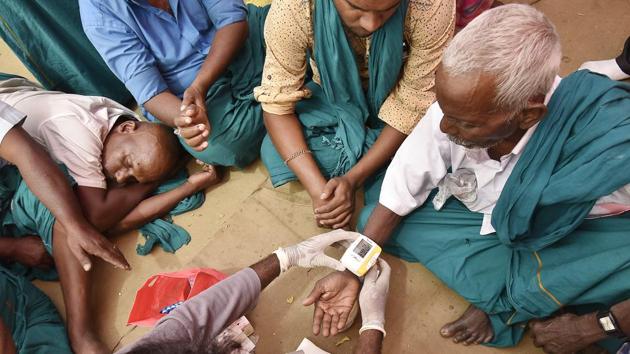 Doctor from AIIMS did a check-up of the farmers protesting at Jantar Mantar in New Delhi. (Raj K Raj/HT PHOTO) Doctor from AIIMS did a check-up of the farmers protesting at Jantar Mantar in New Delhi. (Raj K Raj/HT PHOTO)