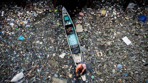 A worker collects garbage from the Marilao River in Bulacan, north of Manila. Pure Earth, formerly known as the Blacksmith Institute, a non-governmental organisation that works to solve pollution problems in the developing world, named Marilao River as one of the 30 dirtiest places in the world in 2007. (Noel CELIS / AFP) A worker collects garbage from the Marilao River in Bulacan, north of Manila. Pure Earth, formerly known as the Blacksmith Institute, a non-governmental organisation that works to solve pollution problems in the developing world, named Marilao River as one of the 30 dirtiest places in the world in 2007. (Noel CELIS / AFP)