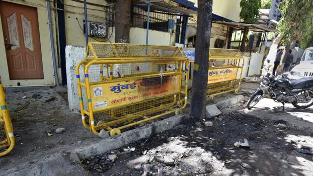 An agitated mob torched a vehicle at the Trombay police station on Monday.(Arijit Sen/HT)