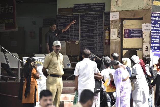 Patients outside a Mumbai hospital on Thursday. (HT) Patients outside a Mumbai hospital on Thursday. (HT)