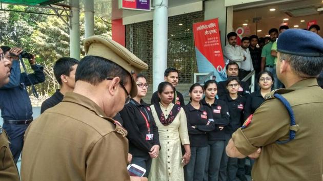 Cops interacting with working women in Allahabad to assure them of all help in case of any harassment from eve- teasers. (HT Photo) Cops interacting with working women in Allahabad to assure them of all help in case of any harassment from eve- teasers. (HT Photo)