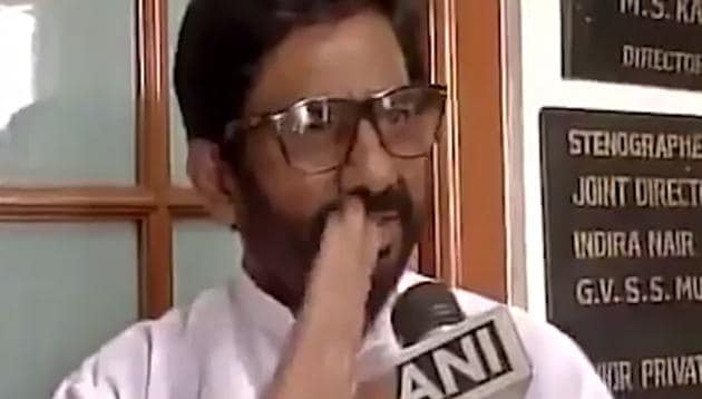 Shiv Sena MP Ravindra Gaikwad hit an Air India staffer with slippers, after he was allegedly angry because of change of seats from business to economy.(ANI Twitter)