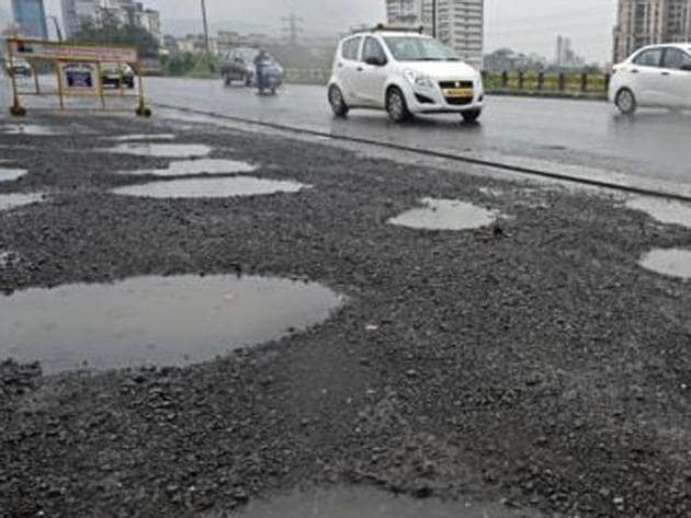 The civic body on Thursday issued show-cause notices to 11 of the 16 contractors named in the second report of the Brihanmumbai Municipal Corporation’s (BMC) internal inquiry into the 2015 roads scam.(HT)