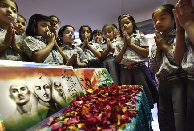 Students pay tribute to the  freedom fighter shaheed  Bhagat Singh, Rajguru, and Sukhdev  at Euro International School , Sector-45, in Gurgaon. (Sanjeev Verma/HT PHOTO) 